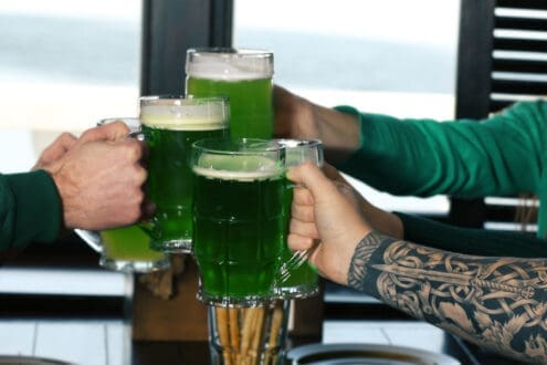¿Cuál es la historia del Día de San Patricio y por qué pintan todo de verde?