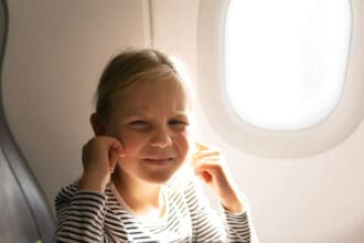 4 cosas que le pasan a tu cuerpo cuando tomas un vuelo largo