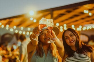 Bebe vino espumoso mexicano en este festival a mitad del campo en Querétaro