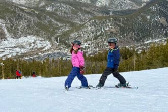 El destino de Colorado donde los niños pueden esquiar gratis