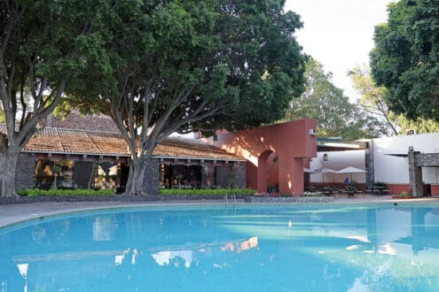 ¿Buscas un hotel con alberca en Querétaro? Este te sorprenderá