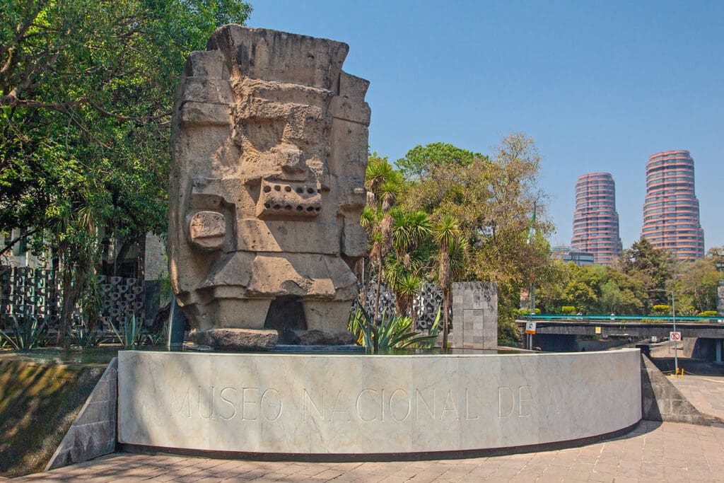 Escultura de Tláloc, uno de los monolitos más grandes de México