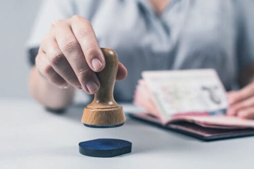 ¿Pueden revocar tu visa de Estados Unidos? Sí: aquí los motivos