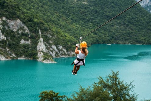 ¿Miedo a las alturas? Las tirolesas sobre agua más impresionantes