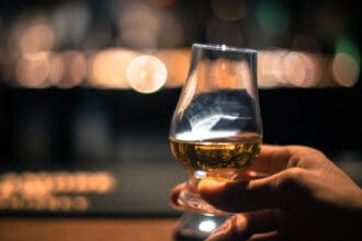 ¿Qué es el bourbon? 8 secretos de esta bebida con historia, sabor y carácter