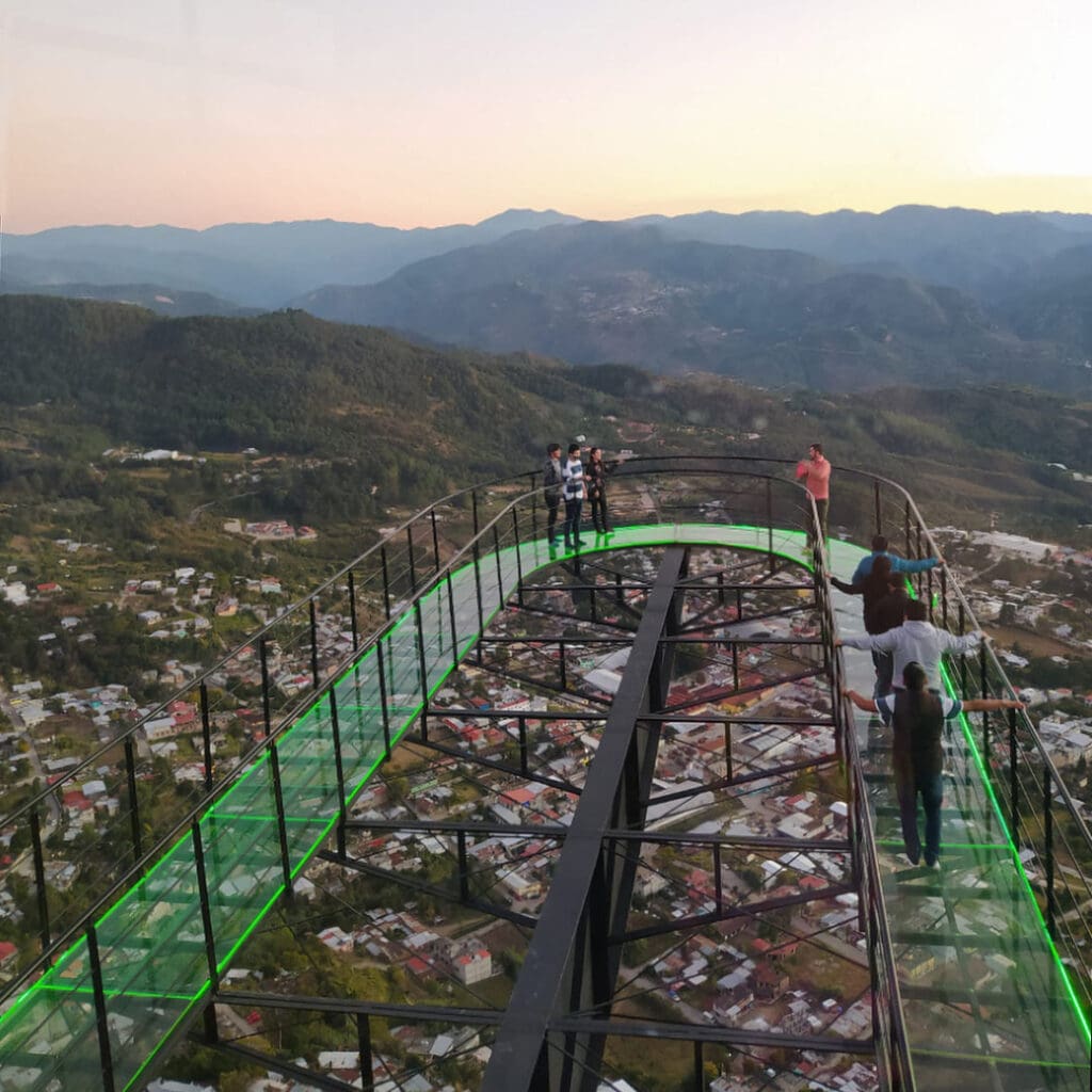 Mirador Cuachirindoo, uno de los miradores de cristal más impresionantes de México