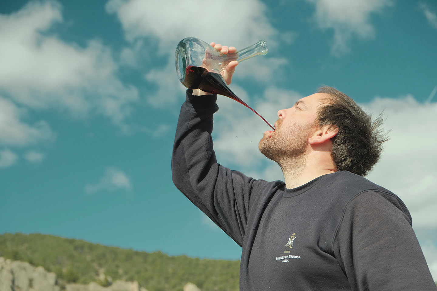 Bebiendo vino en La Rioja