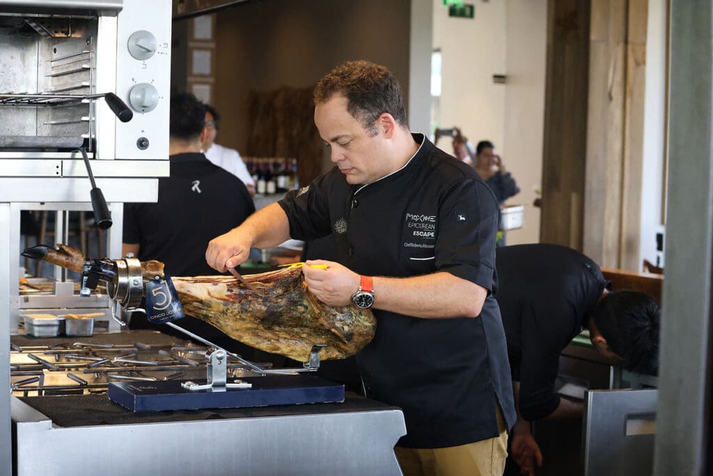 Chef Roberto Alcocer en jamón de Cinco Jotas en Epicurean Escape de Impression Moxché 2025