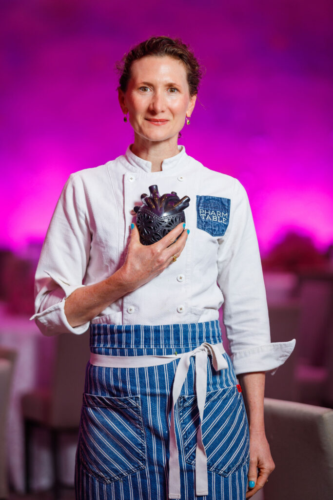 Chef Elizabeth Johnson en Dinner in Pink 2025