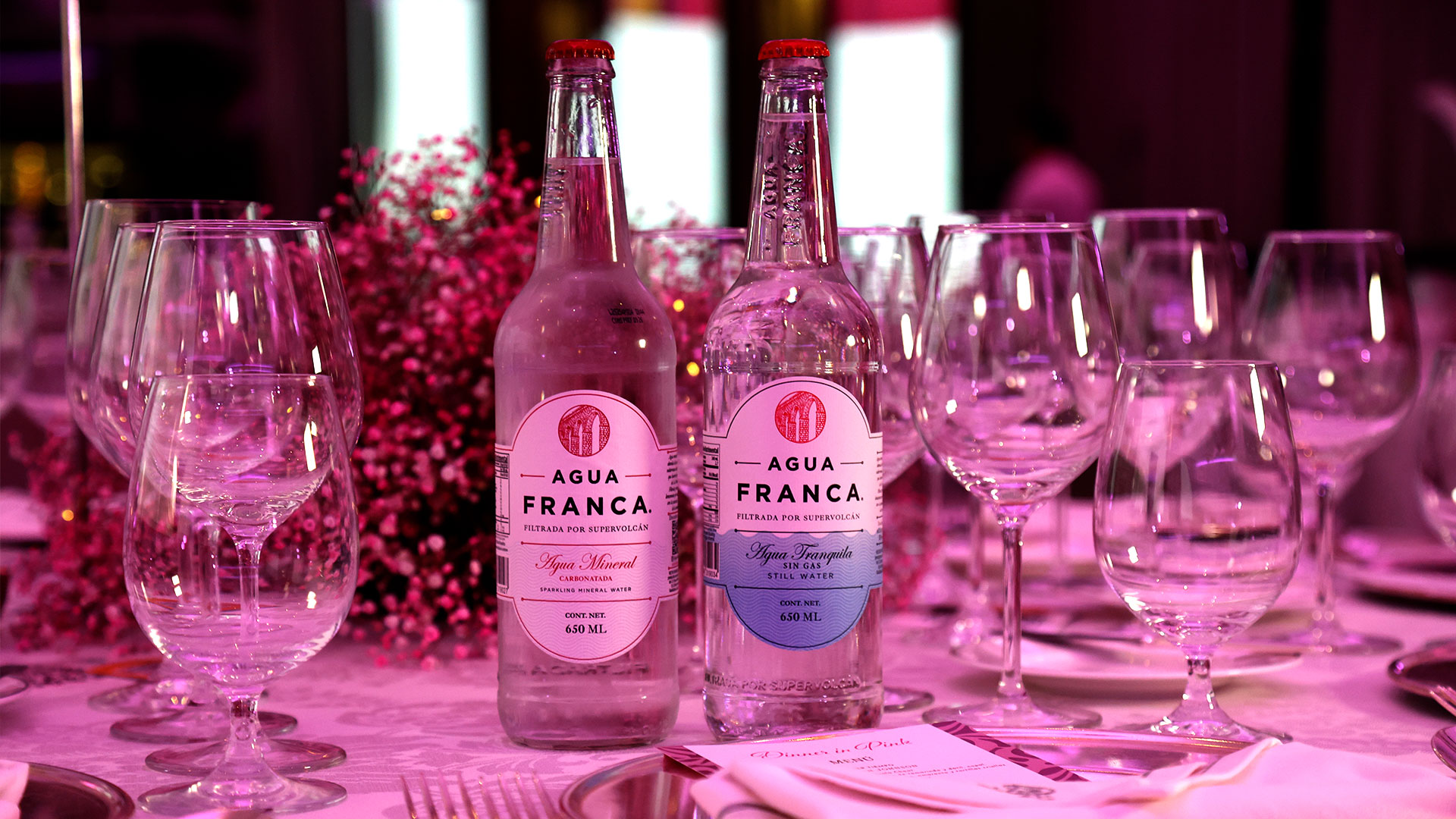 La pureza de Agua Franca, agua mineral natural extraída de acuíferos profundos de Jalisco, refrescó la velada con ligereza y neutralidad, permitiendo que los sabores de los vinos y platillos brillaran en plenitud.