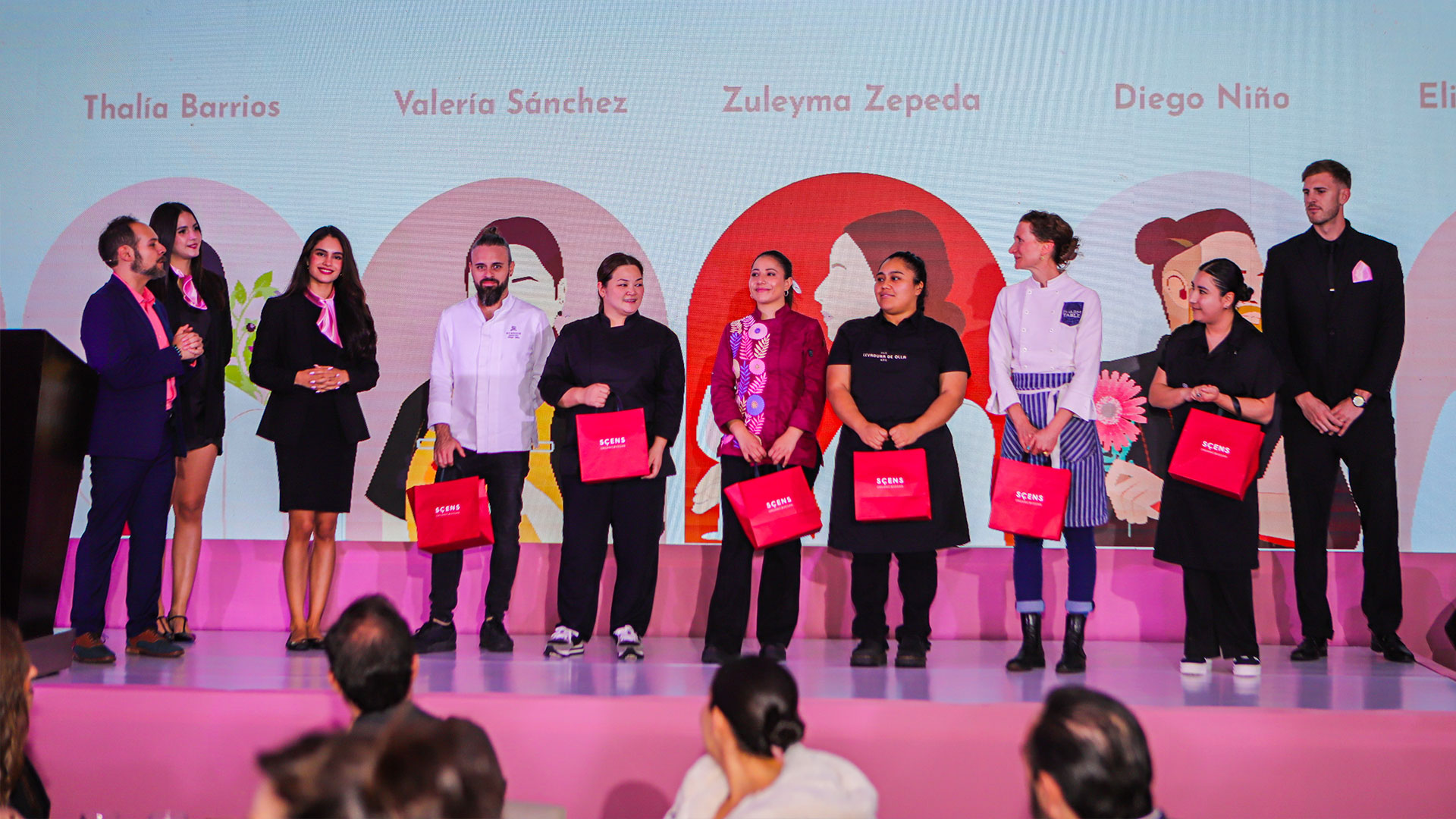 Diego Niño, chef residente de The St. Regis Mexico City; Elizabeth Johnson de Pharm Table; Somsri Raksamran de Galanga Thai House; Thalía Barrios de Levadura de Olla; Zuleyma Zepeda de LaMari y Valeria Sánchez de Conchita Clamont, pusieron su alma y creatividad en el menú de seis tiempos. En reconocimiento, Scens, marca 100% orgánica y vegana que transforma plantas en cosméticos únicos, les obsequió un exclusivo kit.