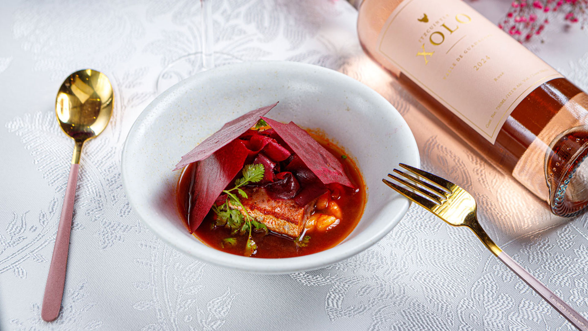 Medallones de Dolores Premium, curado con betabel y dashi de algas con hongos, acompañado de un rosado de Xolo Vino que marida muy bien por su acidez y frescura.