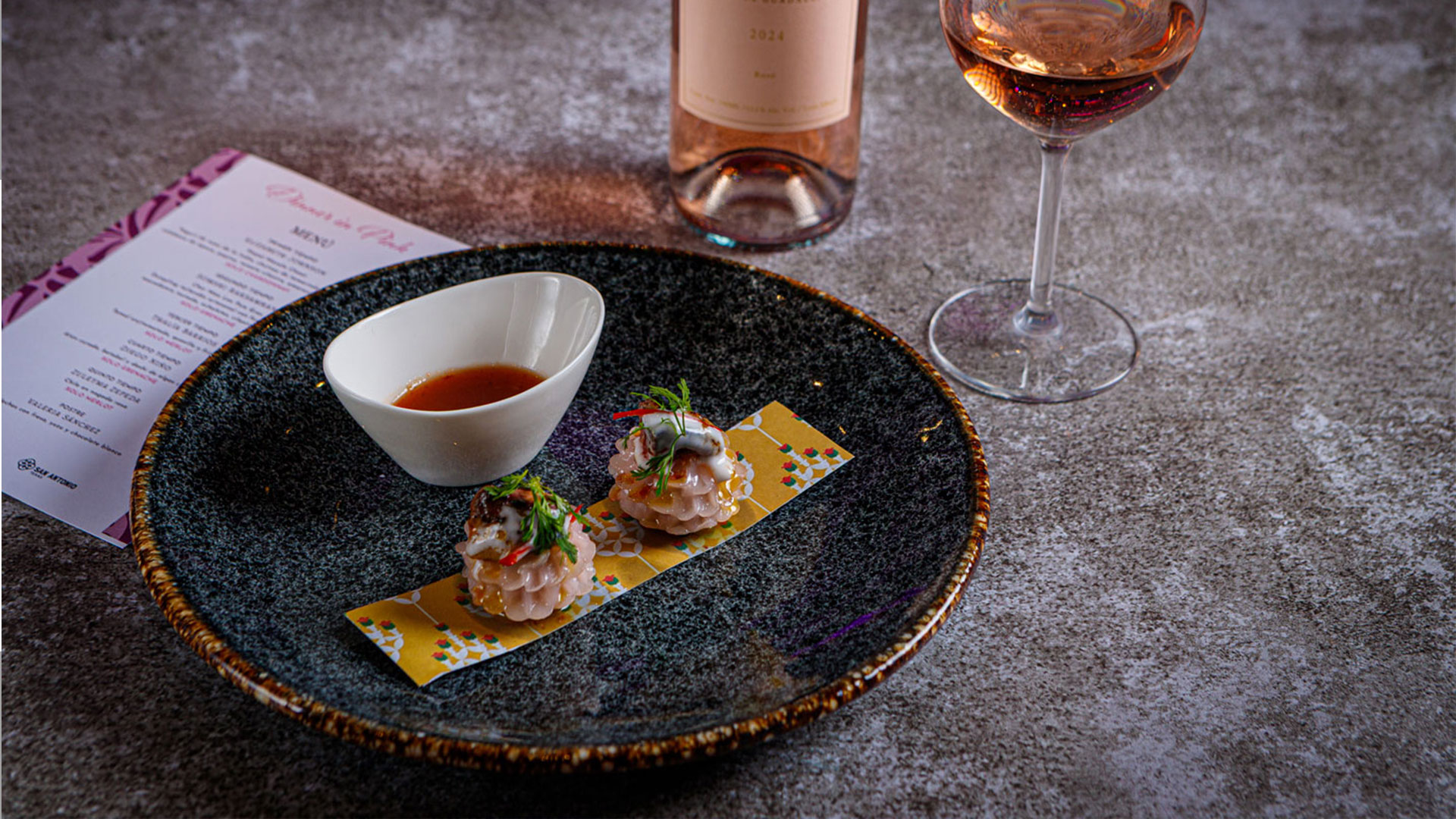 Dumpling tailandés con macadamia tostada, echalotes y foie gras, donde la tradición de su país se fundió con ingredientes premium. La frescura y notas florales del Rosado Grenache de Xolo Vino exaltaron cada matiz.