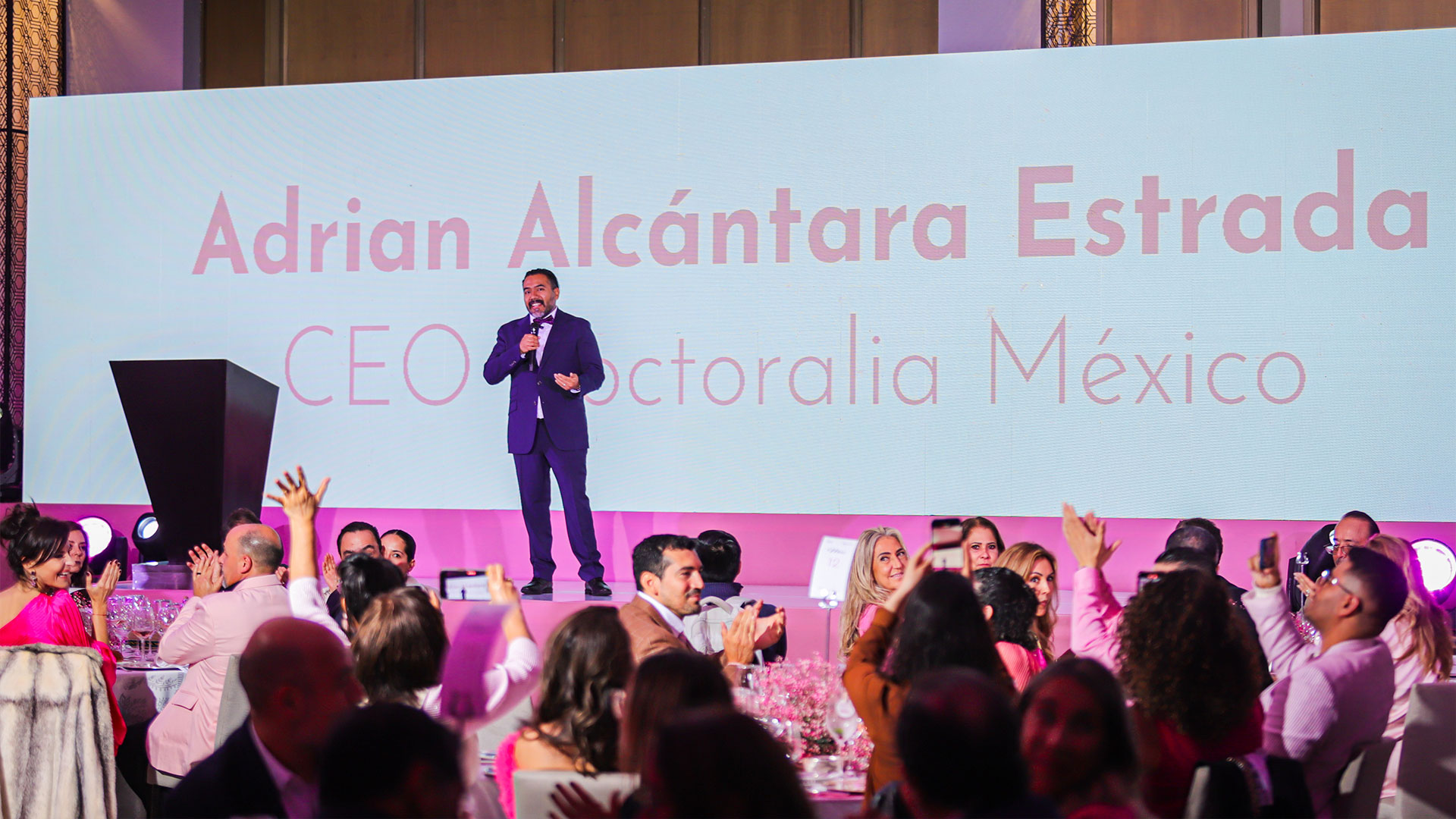 Este año, la comunidad médica se unió a Dinner in Pink, llevando la experiencia a un nivel más profundo. Doctoralia México, plataforma líder en conectar pacientes con especialistas de la salud, participó para subrayar la importancia de la prevención como el primer paso en la lucha contra el cáncer de mama.