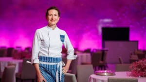 La chef Elizabeth Johnson de Pharm Table, restaurante ubicado en San Antonio, Texas, que promueve la salud a través de la alimentación consciente, presentó un nopal masala chaat con yogurt de nuez de la India, chutney de tamarindo y dátil.