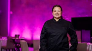 La delicadeza del platillo fue lo que inspiró a la chef Somsri Raksamran de Galanga Thai House a cocinar su duo de dumplings en pro del bienestar de la mujer a días del inicio del mes de la Sensibilización sobre el cáncer de mama.