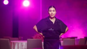 La chef Valeria Sánchez de Conchita Clamont ofreció un postre memorable: un bizcocho de tres leches con fresa, yuzu y chocolate blanco, un cierre fresco y delicado que celebró la esencia de esta edición de Dinner in Pink.