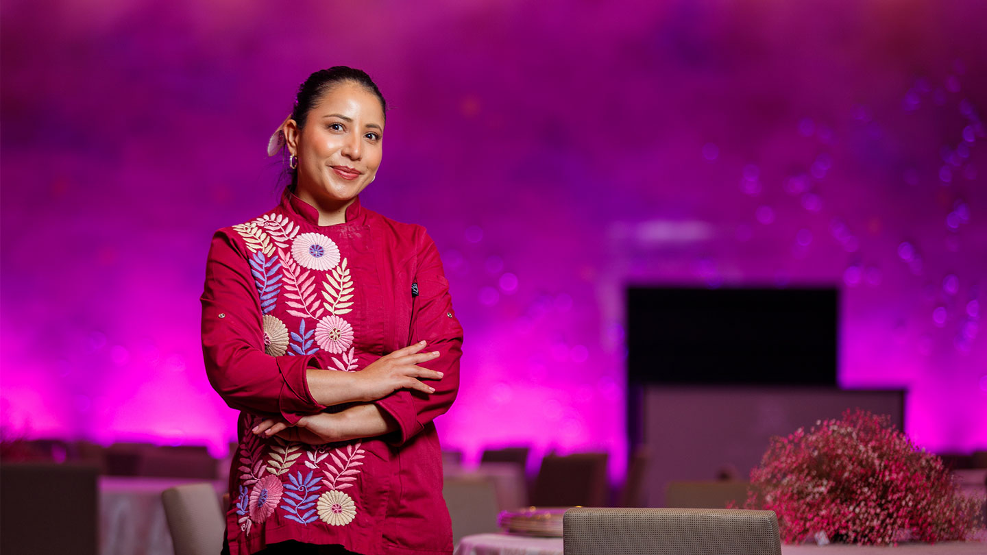 La chef Zuleyma Zepeda de LaMari cerró la parte salada con un elegante chile en nogada rosa. El secreto para obtener ese tono rosado en la salsa de nuez se encuentra en la implementación de betabel en la receta.