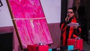 En la subasta de este año, conducida por el martillero Memo Martínez y presentada por Visit San Antonio, destacó la donación de una obra de la artista mexicana Paulina Flores