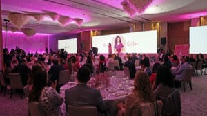 Uno de los momentos más emotivos de la noche fue cuando Rina Gitler, fundadora y directora general de Fundación Alma, presentó un video de las doce mujeres que hoy tiene una nueva oportunidad de vida.