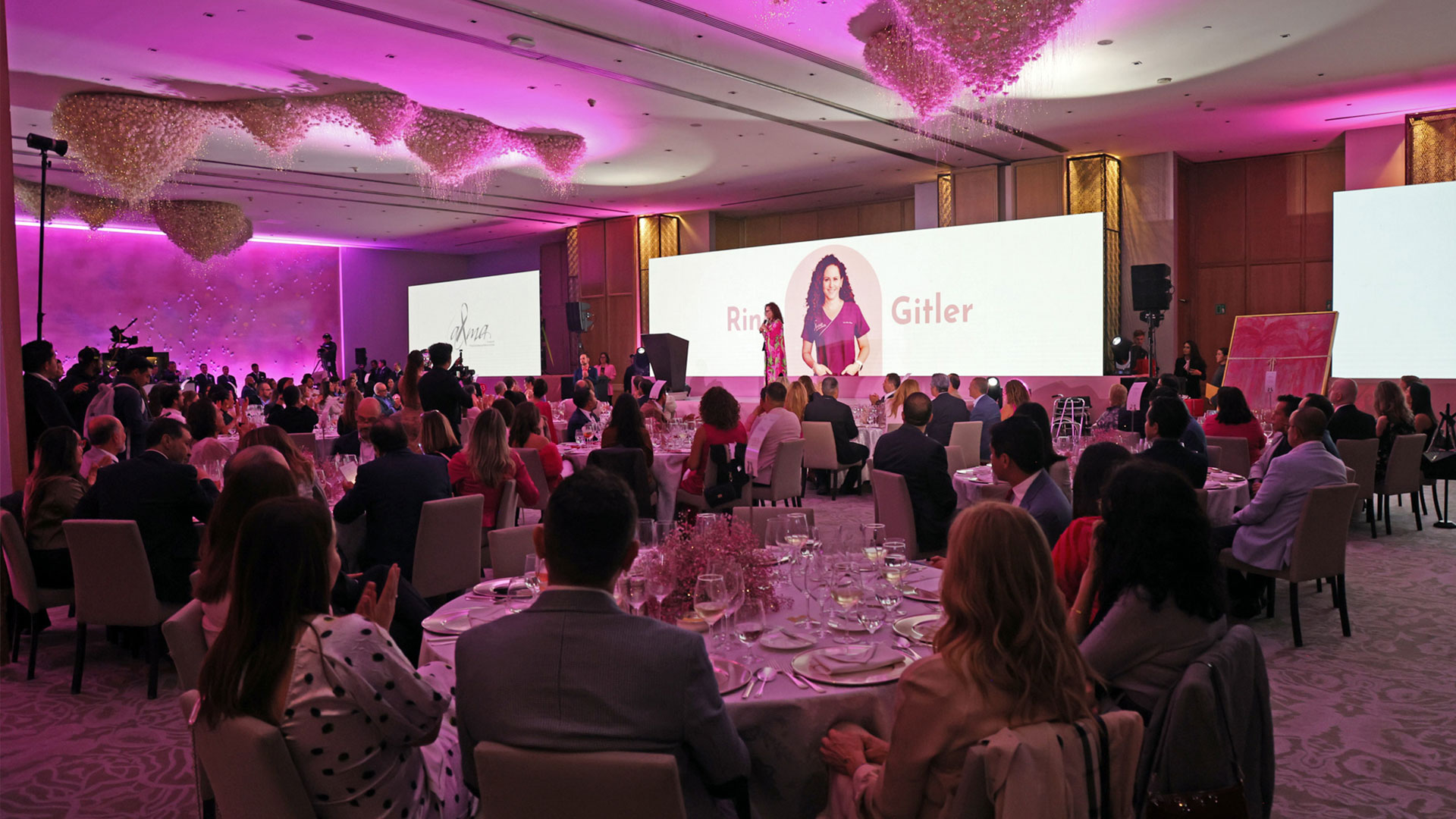 Uno de los momentos más emotivos de la noche fue cuando Rina Gitler, fundadora y directora general de Fundación Alma, presentó un video de las doce mujeres que hoy tiene una nueva oportunidad de vida.