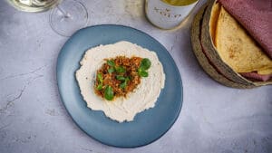 Nopal masala chaat con yogurt de nuez de la India, chutney de tamarindo y dátil, platillo de la chef Elizabeth Johnson con el que abrimos la cena.