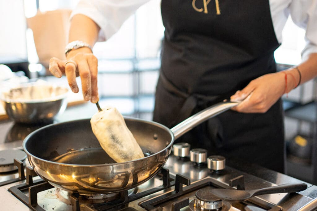 Liz Galicia y capeado de chile en nogada