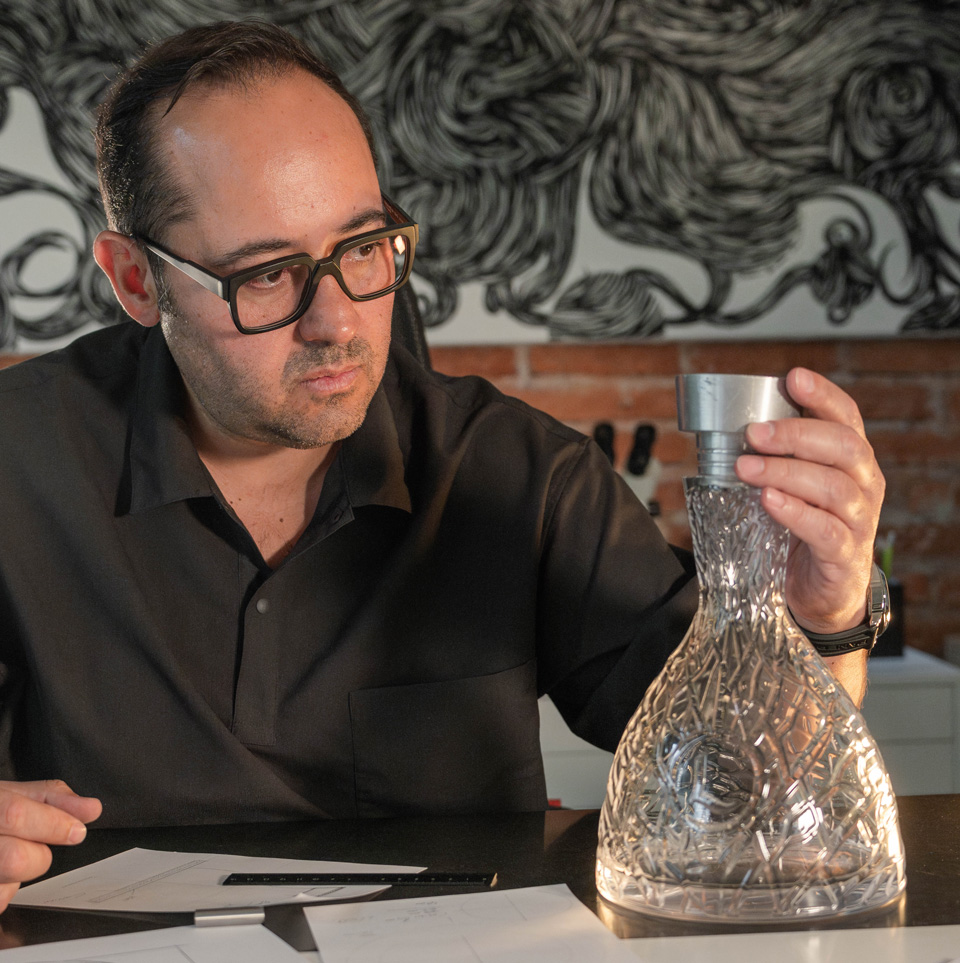 Loco-Tequila-Iker-Botellas Iker Ortiz, orfebre contemporáneo mexicano, diseñó la base y el tapón, piezas que coronan el arte líquido.