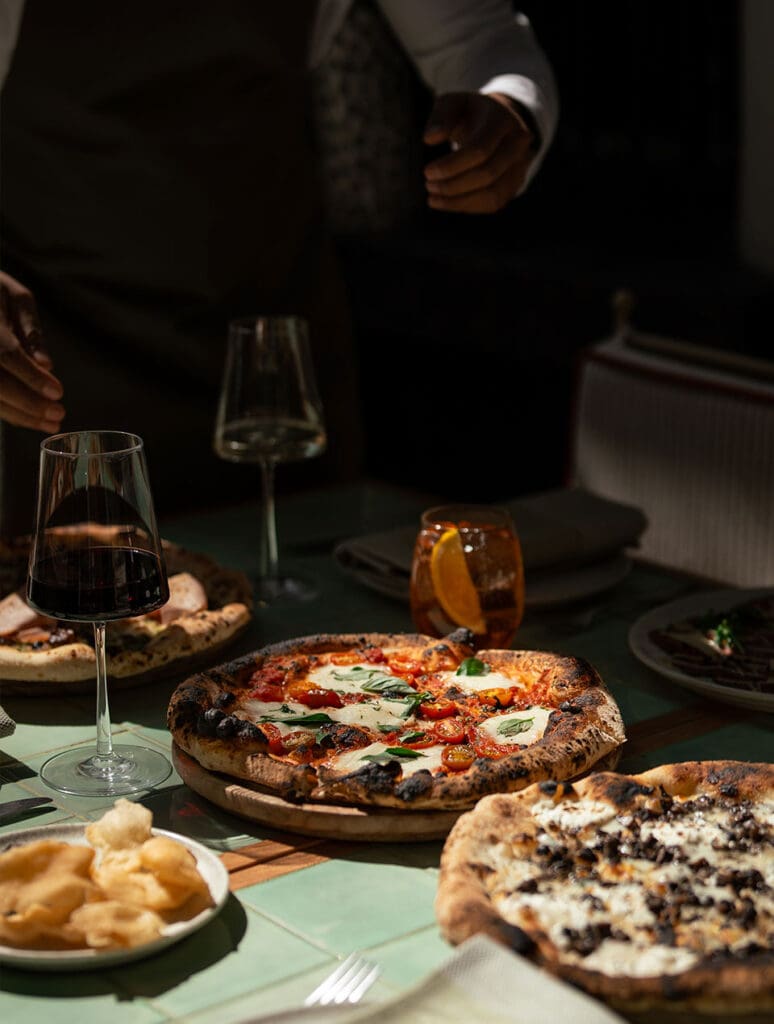Osteria-Mattea-6 Es un espacio íntimo, con un vibe ideal para compartir una comida con amigos, disfrutar de una cita romántica o incluso pasar un rato tranquilo.