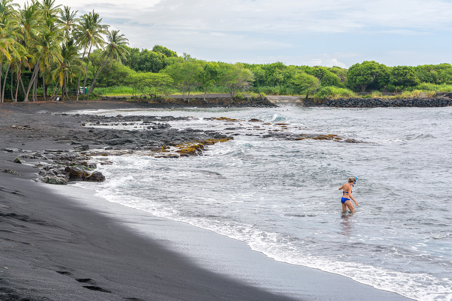 Punaluʻu es famosa por su color y su entorno tropical.