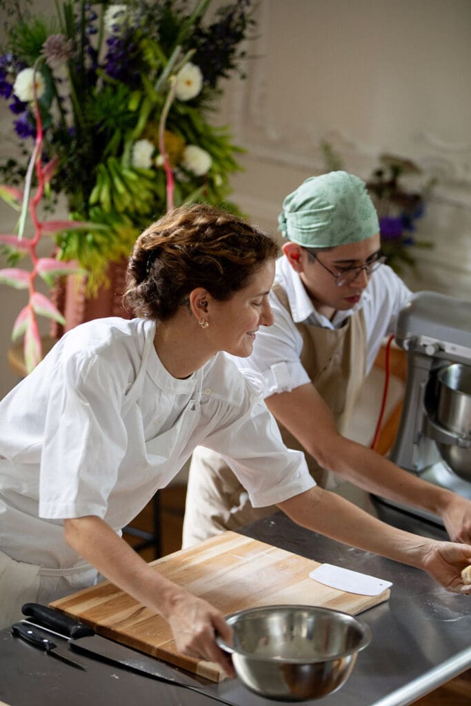 Chef Elena Reygadas en la experiencia de Airbnb Originals