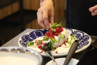 Chiles en nogada en casa: los consejos del chef Pepe Salinas