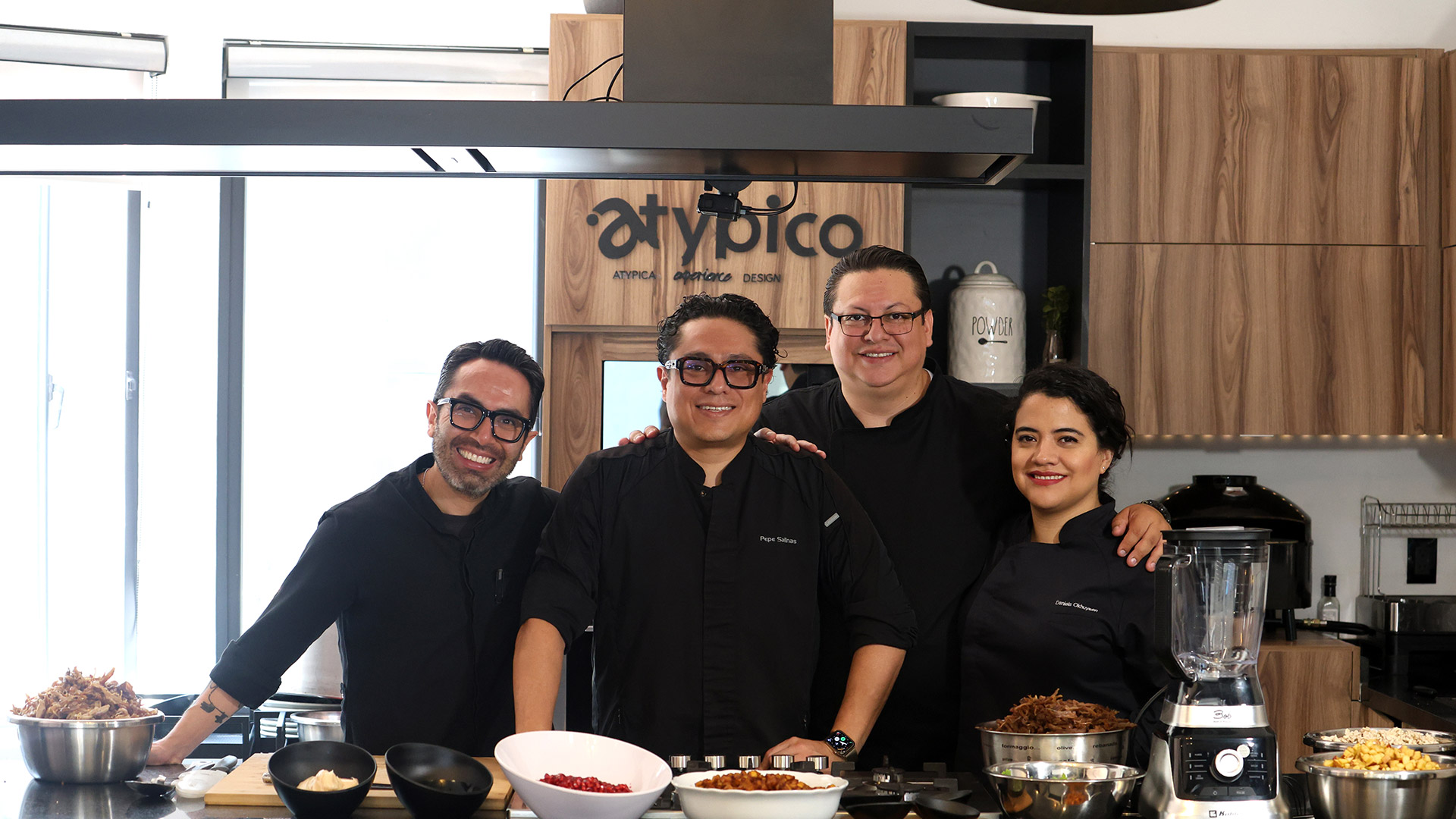 Equipo de Balcón del Zócalo te enseña a elaborar un chile en nogada en casa