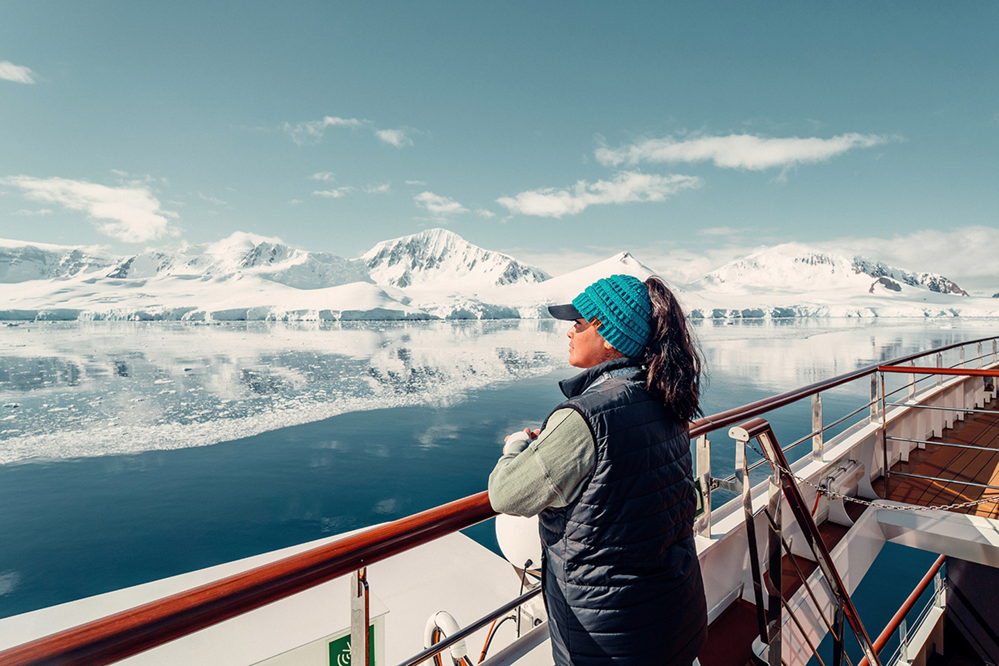 Imagina empezar la mañana con el mar frente a ti, explorar ciudades nuevas durante la tarde y volver a un barco que lo tiene todo.