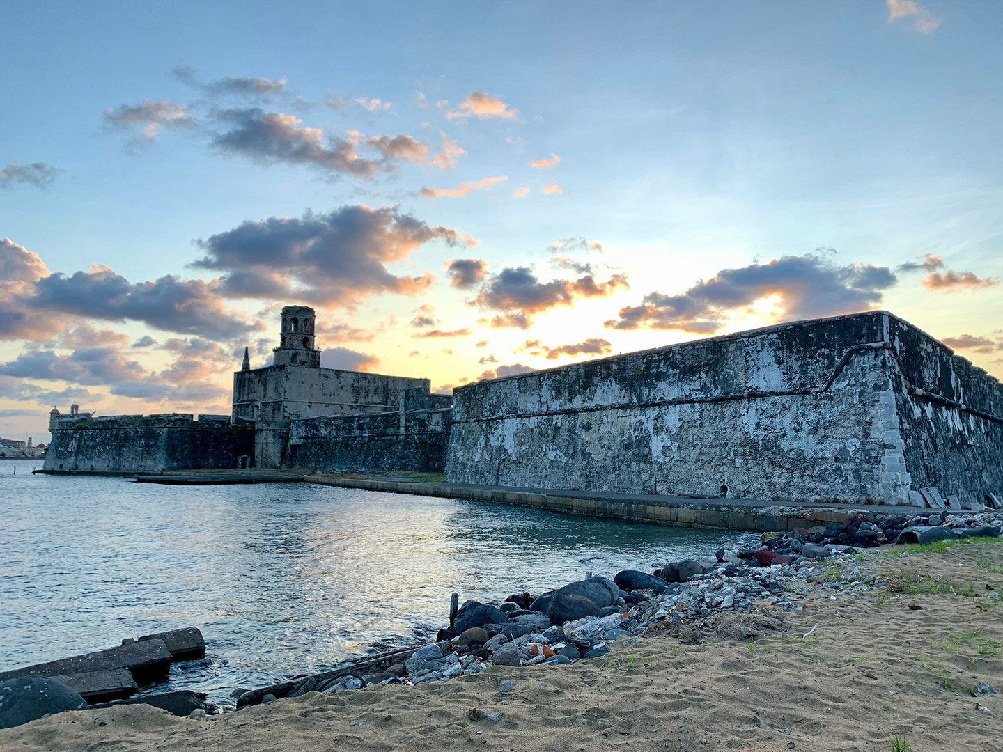 Uno de los sitios históricos más relevantes, relacionados con la Independencia Mexicana, es el fuerte de San Juan de Ulua.