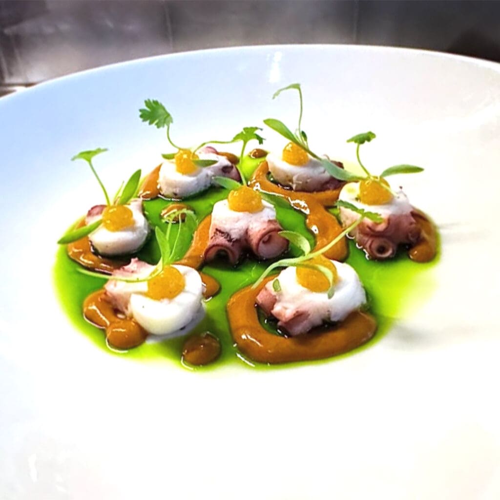 Fusiona la precisión de la cocina francesa con la riqueza de los ingredientes locales.