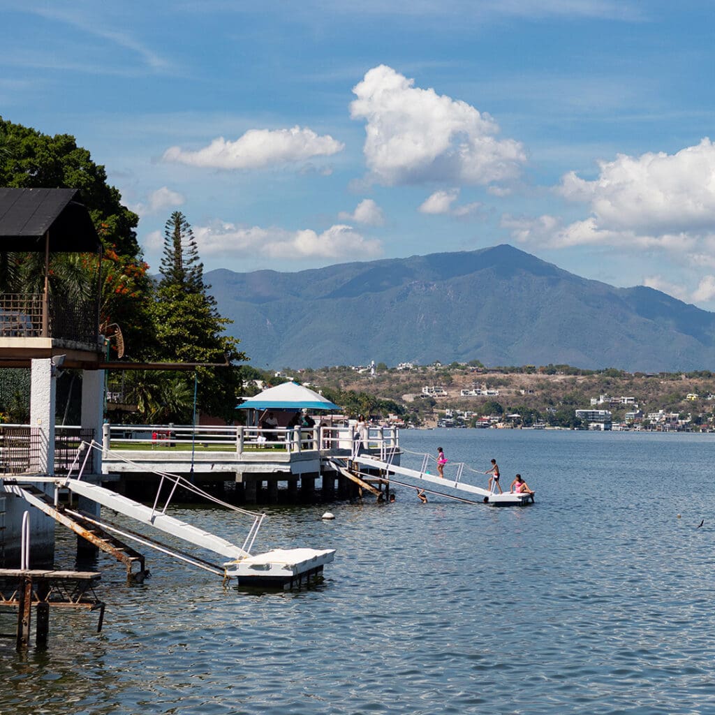El lago de 'Teques' se transformará en un espectáculo donde luces, música y gastronomía local se combinan para ofrecer una experiencia que cambia a medida que avanza la noche.