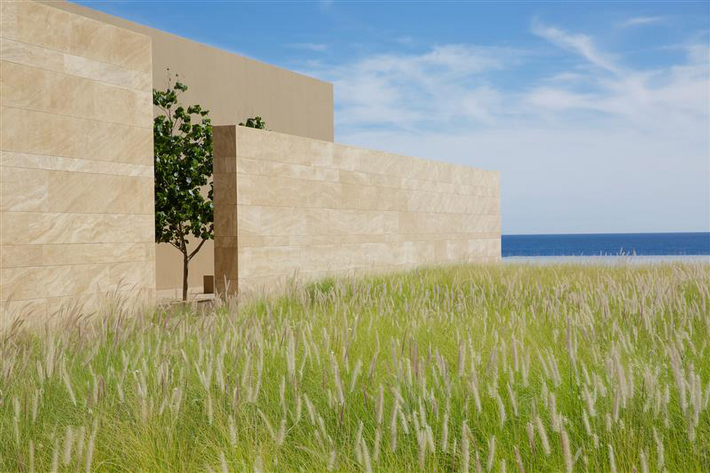Ubicado frente al Mar de Cortés, el JW Marriott Los Cabos Beach Resort & Spa combina el lujo contemporáneo con la serenidad del entorno.