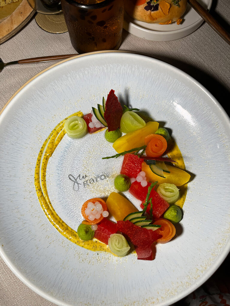 Un laminado fresco de melones y manzanas verdes se acompañaba con una marinación tropical de maracuyá y mango.