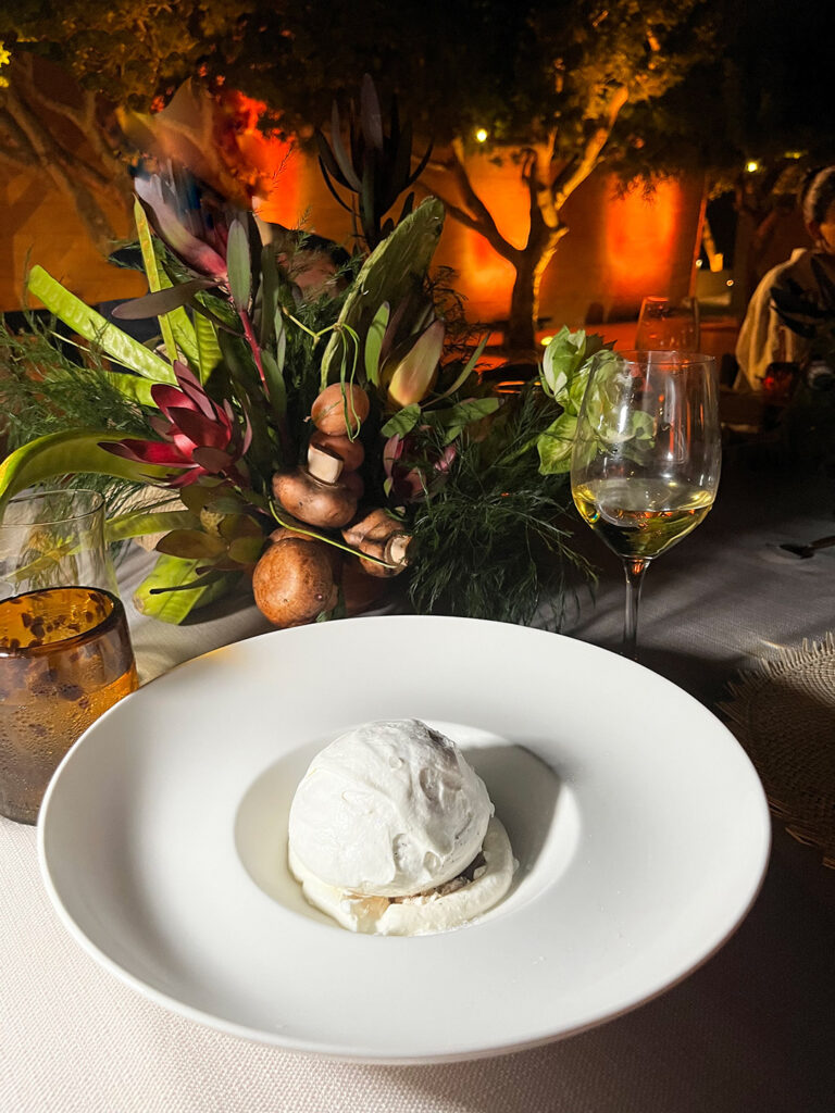 Un merengue de menta que se quebraba como cristal, revelando en su interior helado de té de limón y frambuesa congelada.