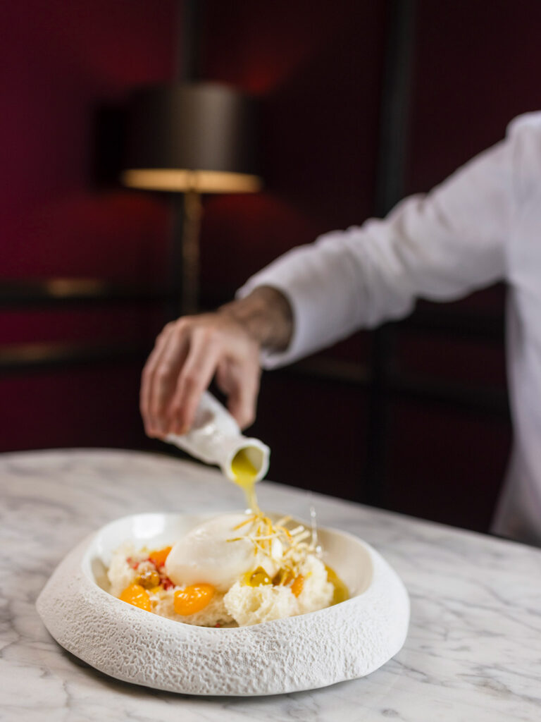 Su postre combina el helado MYKA Greek Frozen Yogurt Clásico con una sopa de aceituna.