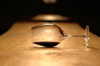 Txakoli: 7 curiosidades de este vino vasco que debes conocer