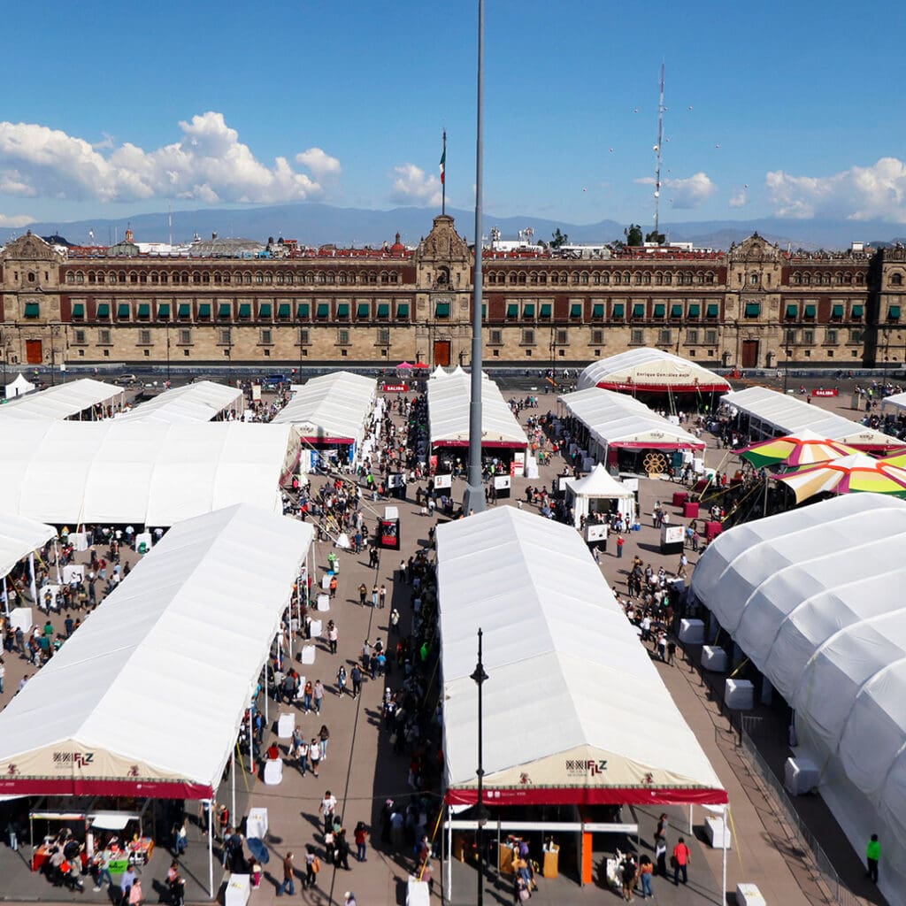 Feria Internacional del Libro en el Zócalo.