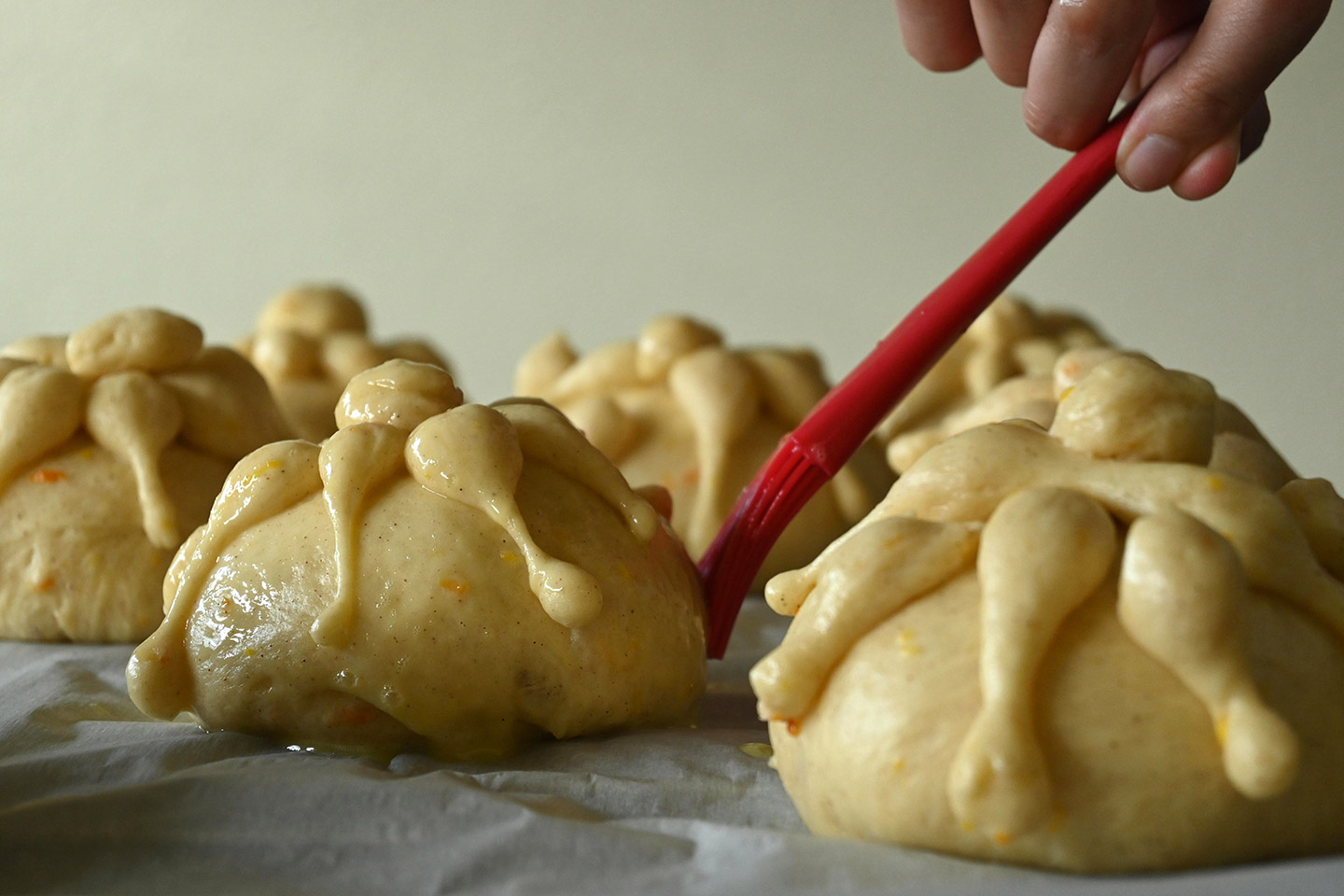 Conocer la historia del pan de muerto permite entender cómo surgió, cómo se transformó y por qué sigue siendo un símbolo tan importante de la cultura mexicana.