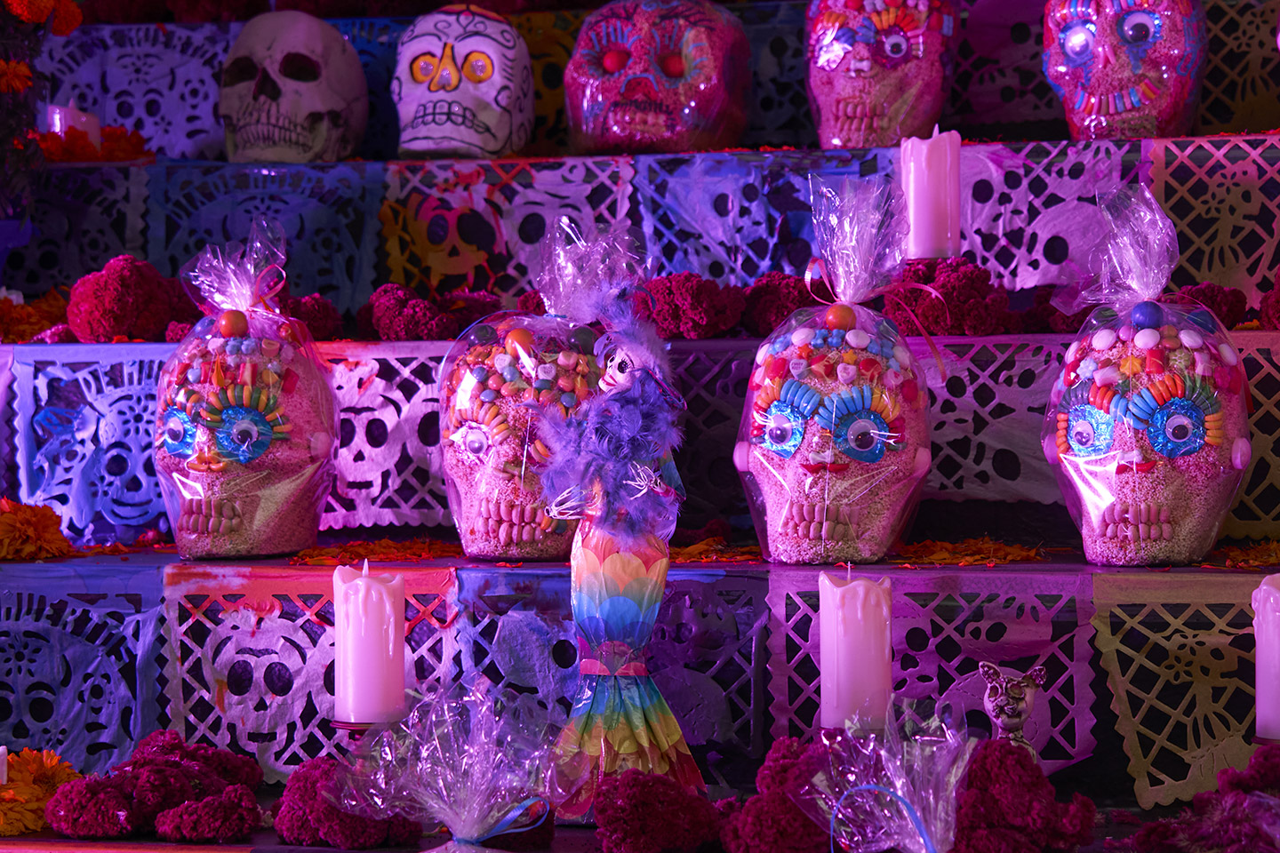 Los portales del centro histórico se llenan de calaveritas, catrinas y figuras de azúcar que sorprenden por su delicadeza artesanal.