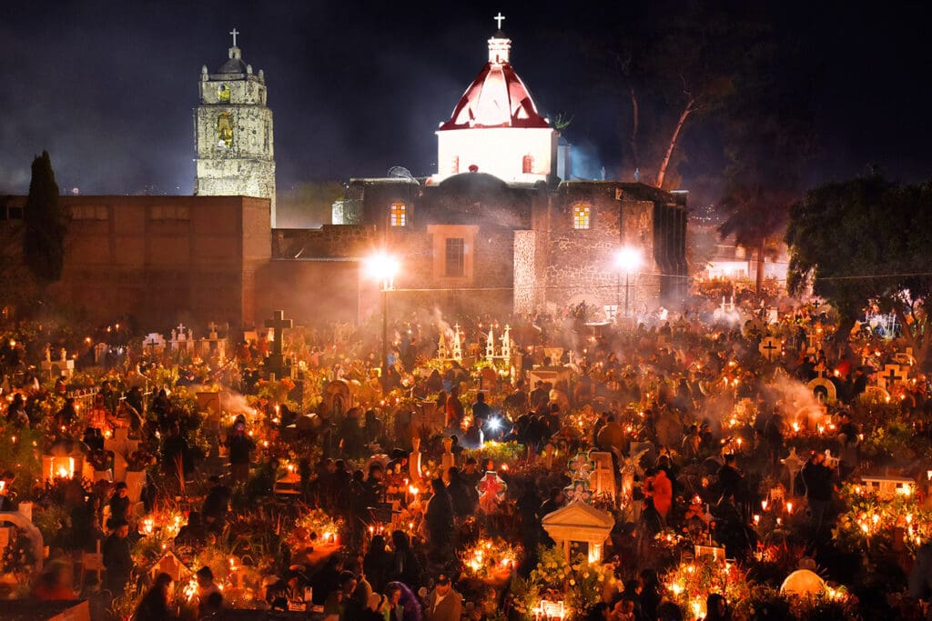 San Andrés Mixquic en Tláhuac ofrece la otra cara de la celebración: íntima, ancestral y profundamente emotiva.