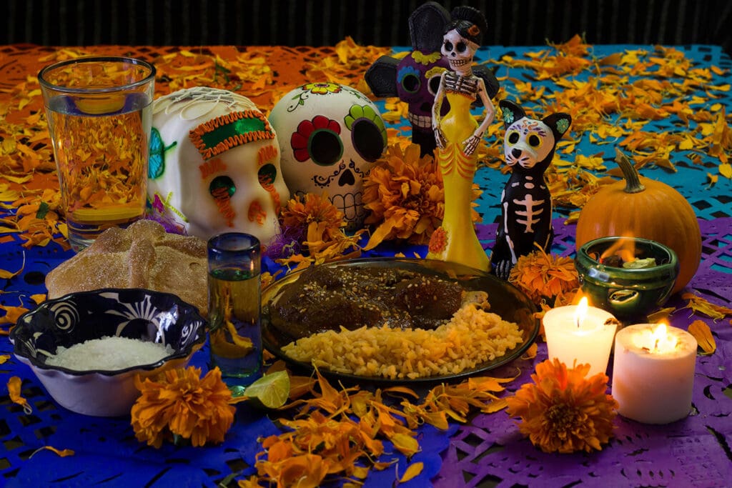 En Puebla los altares se convierten en auténticos festines donde el mole poblano, los tamales, el camote y los dulces típicos conviven con flores.