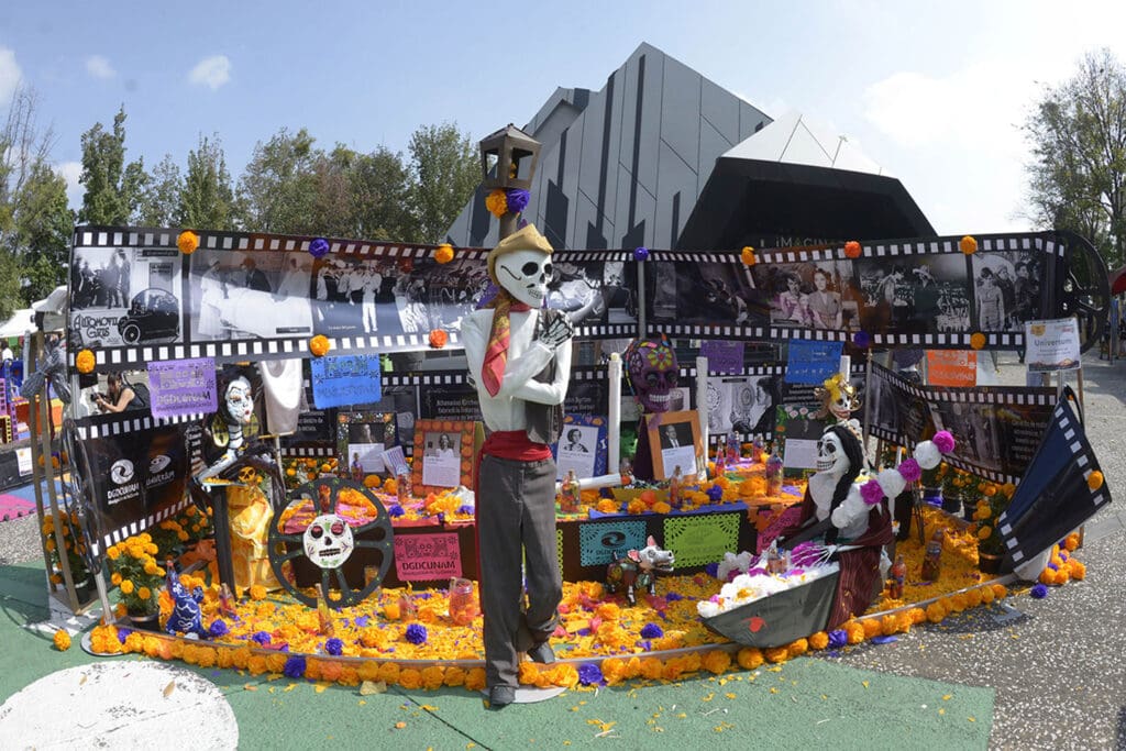 La UNAM monta cada año su reconocida Megaofrenda.