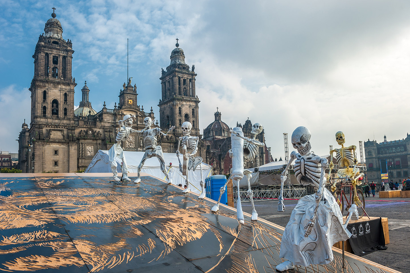 La capital del país se transforma en un gran escenario para celebrar el Día de Muertos.