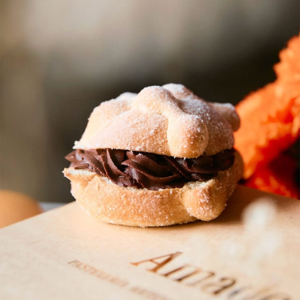 Las versiones rellenas son de nata; de arroz con leche con mermelada de café; de chocolate especiado con clavo, canela, pimienta y anis, y de praliné de avellana.
